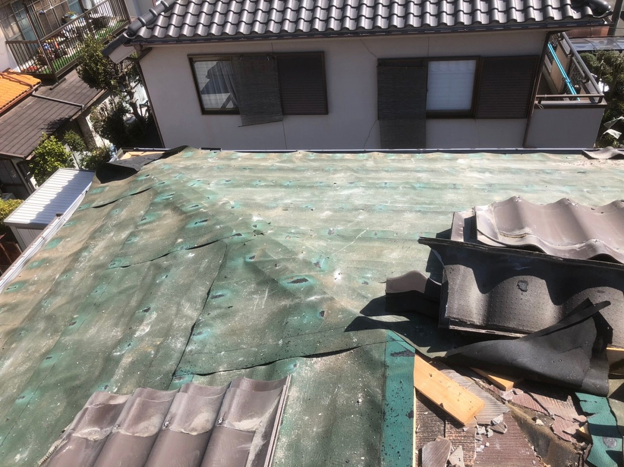 生駒市の葺き替え工事、大屋根のかわらＵを撤去